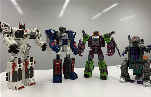 Takara Tomy展示泰坦級玩具合影 Earthrise地出薩克巨人在內(nèi)